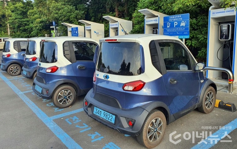 제주대학교 본교 캠퍼스 정문 주차장에 배치된 초소형전기차 CEVO-C. (사진=쏘카)