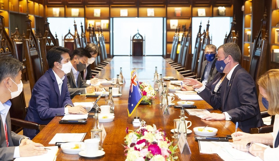 19일 SK서린빌딩에서 추형욱 SK E&S 대표이사 사장(왼쪽에서 두번째)과 댄 테한 호주 통상관광투자장관 (오른쪽에서 두번째)이 참석자들과 함께 업무 협력을 논의하고 있다. (사진=SK E&S)