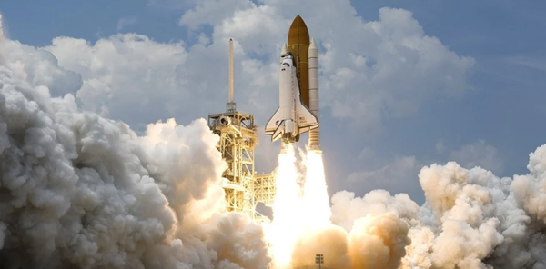 우주선을 발사하는 순간부터 많은 오염물질과 우주쓰레기가 떨어져 나온다. 이외에도 발사체 에너지 공급은 대부분 화석연료가 사용된다. (사진 : Pixabay)