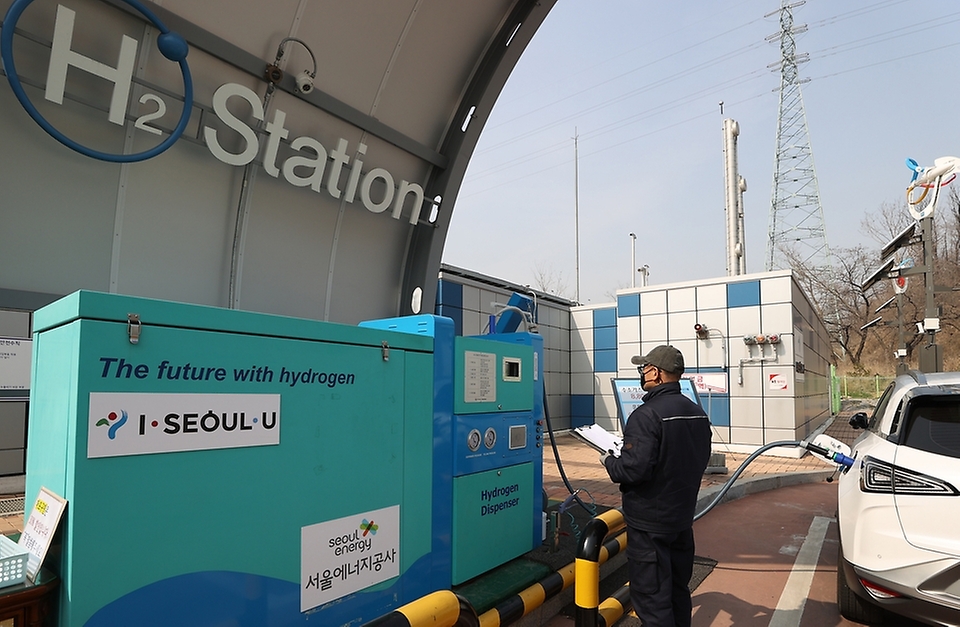 서울 마포구 상암동 수소 충전소에서 수소 전기차들이 충전하는 모습 (사진=정책브리핑)
