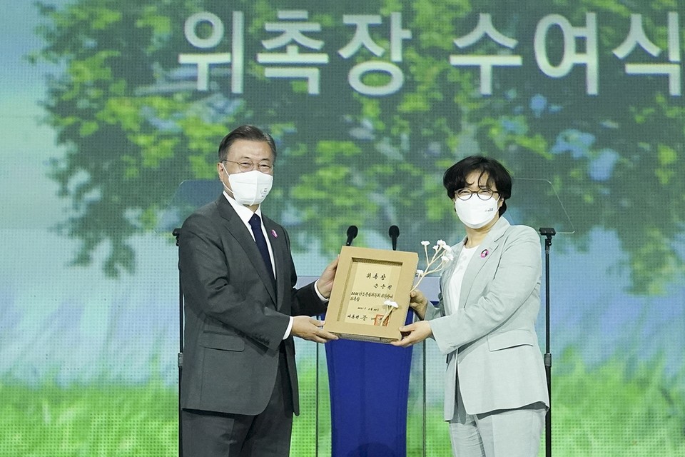 문재인 대통령이 5월 29일 서울 동대문디자인플라자에서 열린 ‘2050 탄소중립위원회 출범식’에 참석해 윤순진 민간위원장에게 위촉장을 수여하고 있다(사진=청와대)