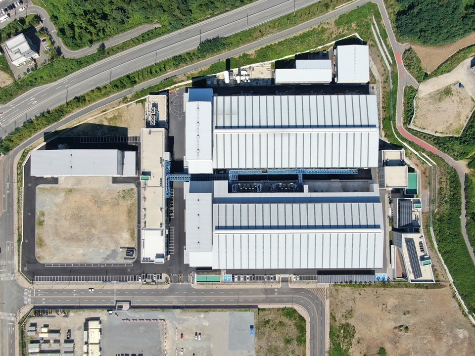 포스코케미칼 음극재 세종공장 건물의 옥상과 주차장 등에 태양광 패널이 설치되어 있는 모습. (사진=포스코케미칼)