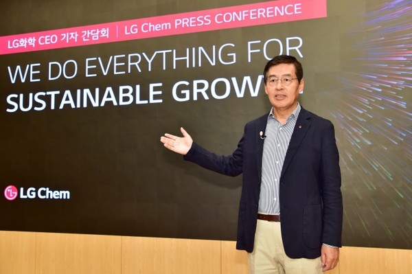 신학철 LG화학 부회장이 지난달 14일 온라인 기자간담회에서 3대 신성장 동력 사업계획을 밝혔다. (사진=LG화학)