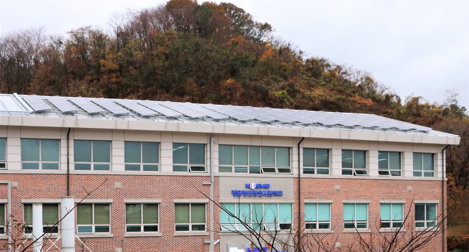 경남 창원 부산경남연수원 옥상에 설치된 태양광 발전 시설. (사진=중소벤처기업진흥공단 제공)