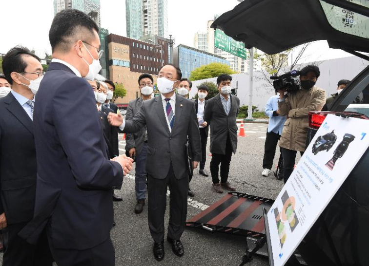 홍남기 부총리 겸 기획재정부 장관이 4월 16일 BIG3산업(미래차) 현장점검차 서울 상암 자율주행시범지구를 방문했다. (사진=기획재정부 제공)