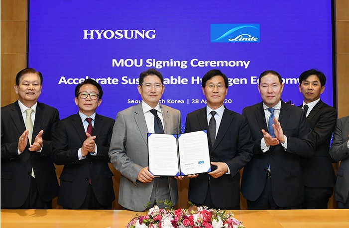조현준 효성그룹 회장(왼쪽)과 성백석 린데코리아 회장(오른쪽)이 액화수소 사업을 공동 추진하는 내용의 업무협약을 5월 28일 체결했다. (사진=효성중공업)