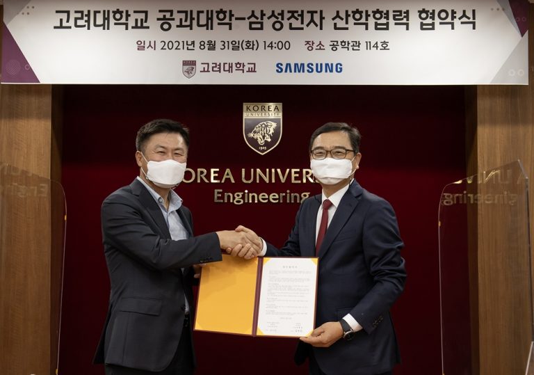 지난달 31일 서울 성북구 소재 고려대 공학관에서 이기수 삼성전자 생활가전사업부 부사장(왼쪽)과 김용찬 고려대 공과대학장이 ‘친한경 에너지 연구센터’ 설립을 위한 업무협약을 체결하고 기념 사진을 촬영하고 있다. (사진=삼성전자 제공)