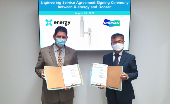 미국 매릴랜드주(Maryland) 록빌시(Rockville) X-energy 본사에서 마틴 반 스테든(Martin Van Staden) 부사장과 두산중공업 김종두 상무가 계약 서명식을 하는 모습. (사진=두산중공업 제공)