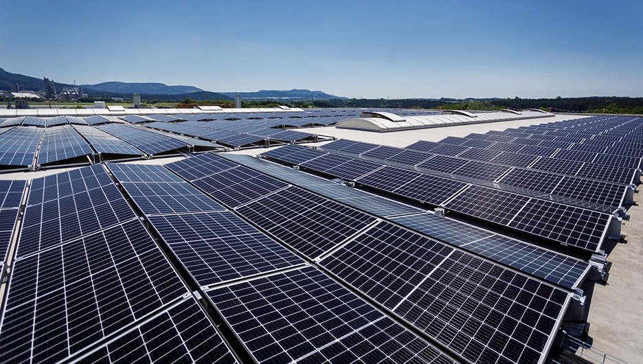 독일 브란덴부르크 상업시설 지붕에 설치된 한화큐셀 태양광 모듈. (사진=한화큐셀 제공)
