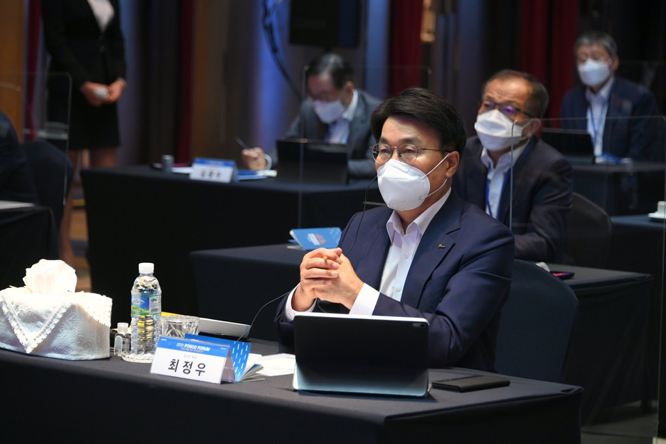 포스코그룹 최정우 회장이 포스코포럼을 경청하고 있다. (사진=포스코 제공)