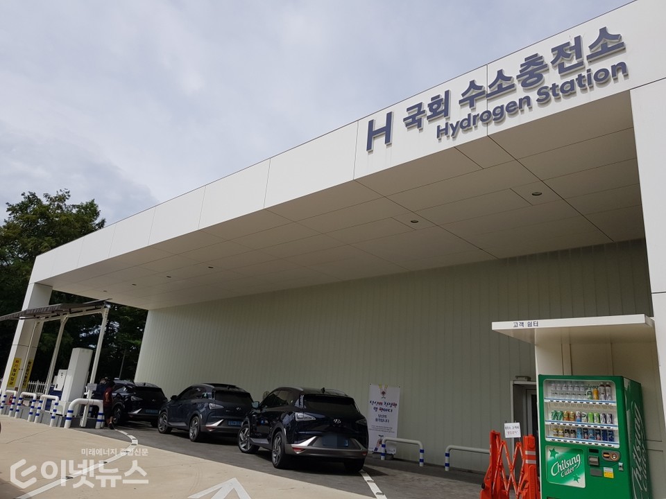 국회 수소충전소에서 충전 대기중인 수소차들 (사진=이넷뉴스 DB)