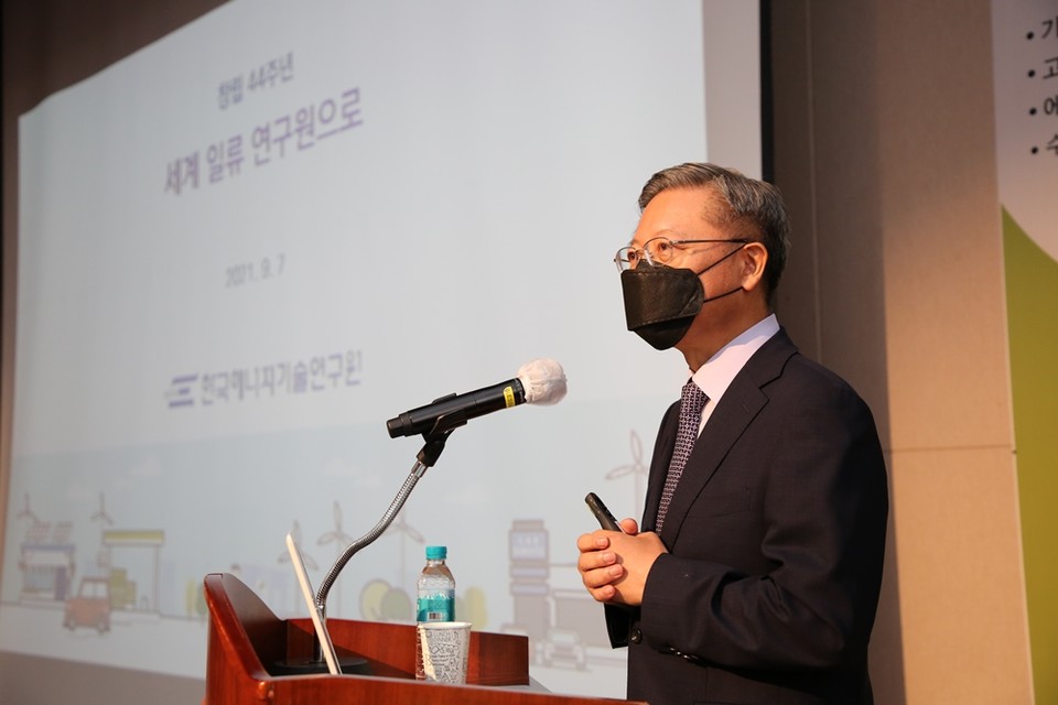 한국에너지기술연구원 창립 44주년을 맞아 개최된 온라인 기념행사에서 한국에너지기술연구원 김종남 원장이 기념사를 발표하고 있다. (사진=한국에너지기술연구원 제공)