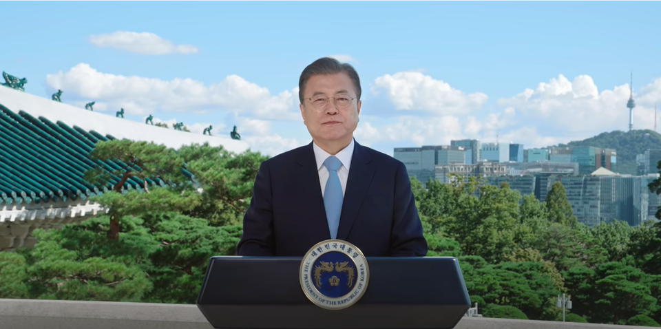 문 대통령이 제2회 푸른 하늘의 날을 맞아 영상메시지를 남기고 있다. (사진=청와대 유튜브 영상 갈무리)