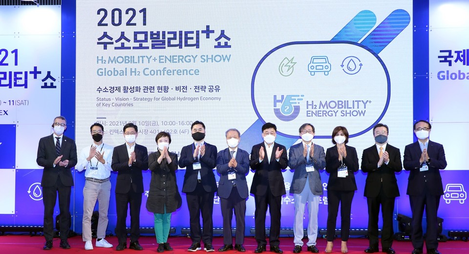 국제수소컨퍼런스에서 참석자들이 기념 촬영을 하고 있다. (사진=한국자동차산업협회)