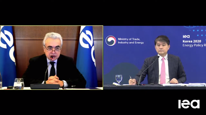 ‘한국 에너지정책 국가 보고서 발간 행사’에서 파티 비롤 IEA 사무총장(왼쪽)과 주영준 산업통상자원부 에너지자원실장(오른쪽)이 질문과 답변을 나누고 있다.(출처: IEA. 행사 유튜브 캡처화면)