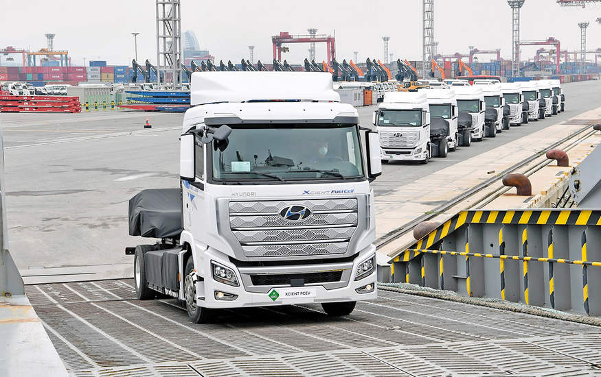 현대차가 올 7월 세계 최초 양산형 수소트럭 '엑시언트 퓨얼 셀'을 스위스에 수출하기 위해 선적하고 있다. (사진=현대자동차)