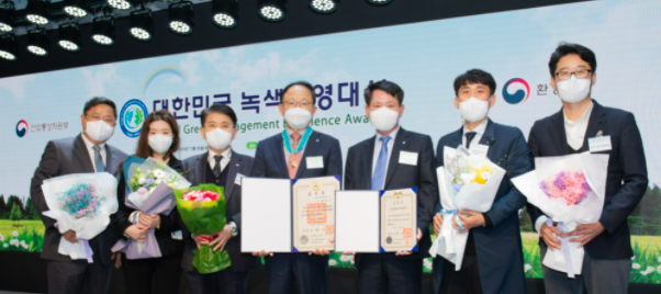 11월 25(수) '2020 대한민국 녹색경영대상' 시상식에서 한국중부발전 박형구 사장이 '동탑산업훈장'을, 제주발전본부가 녹색경영 단체부문 '대통령 표창'을 수상하고 직원들과 기념촬영을 하고 있다. (왼쪽 네 번째부터)박형구 한국중부발전 사장, 안천수 제주발전본부장이 기념촬영을 하고 있다. (사진=한국중부발전 제공)