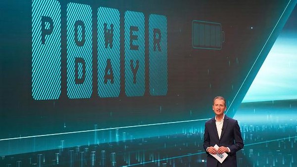 헤르베르트 디스 폭스바겐그룹 회장이 2030년까지의 배터리 관련 기술 로드맵을 발표하고 있다. (사진=폭스바겐코리아)