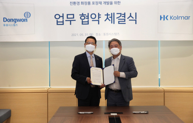 (왼쪽부터)조점근 동원시스템즈 대표이사와 안병준 한국콜마 대표이사가 협약식에서 기념 촬영을 하고 있다. (사진=동원시스템즈)