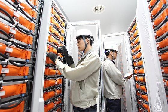 LG화학 직원들이 ESS배터리를 점검하고 있다. (사진=LG화학)