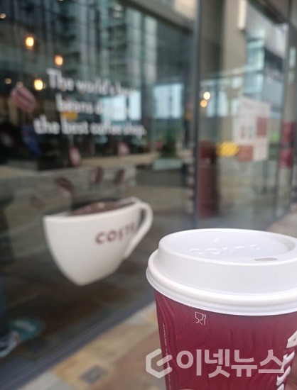 커피를 들고 거리를 다니는 풍경은 일상이 됐다. (사진=김범규 기자)