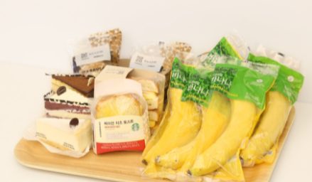 SKC 친환경 생분해 필름을 포장재로 사용한 스타벅스 제품. (사진=SKC)