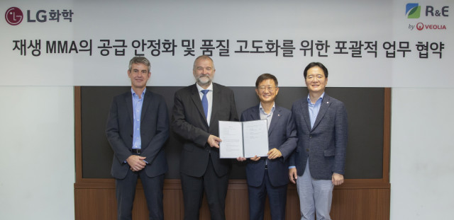왼쪽부터 기욤 클릭송 베올리아코리아 최고운영책임자(COO), 마르셀 가보렐 베올리아코리아 대표(CEO), 노국래 LG화학 석유화학사업본부장, 심규석 LG화학 ABS사업부장이 협약식에서 기념 촬영을 하고 있다(사진=)
