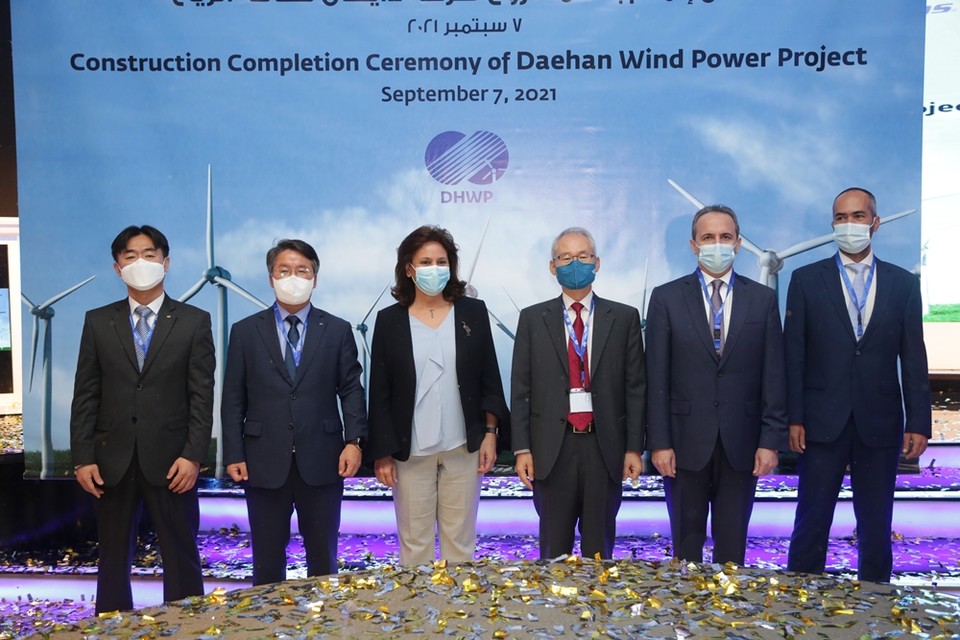 관계자들이 기념촬영을 하고 있다. (사진=한국남부발전 제공)