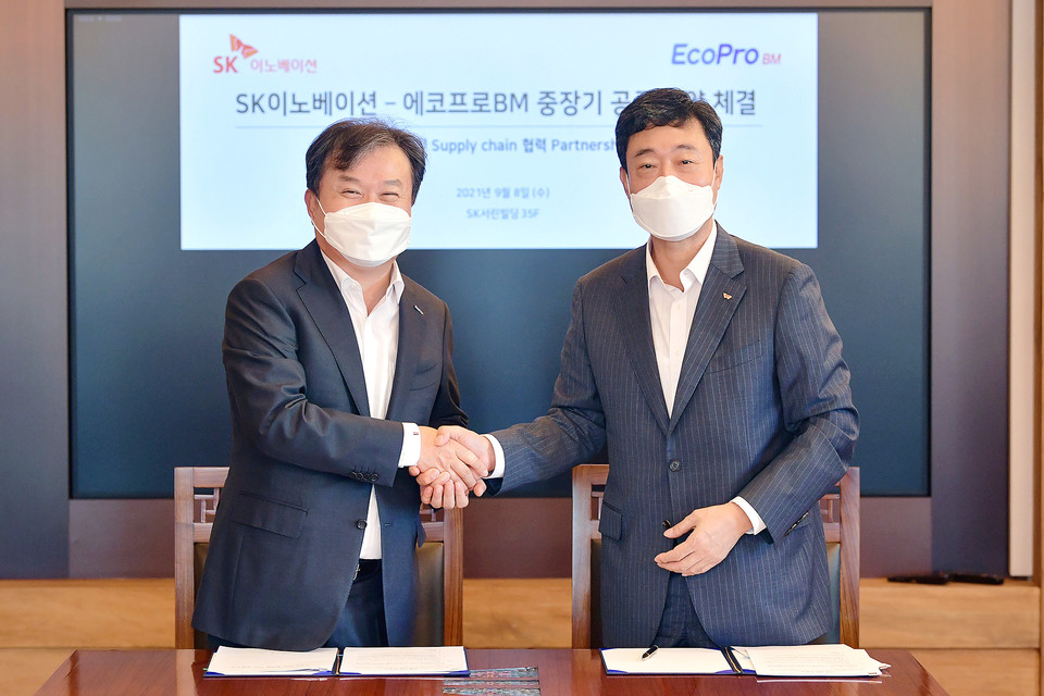 SK이노베이션 배터리 사업 지동섭 대표(오른쪽)와 에코프로 이동채 회장이 지난 8일, 서울 종로구 SK서린빌딩에서 열린 구매 계약 및 협약식에서 기념사진을 촬영하고 있다. (사진=SK이노베이션 제공)