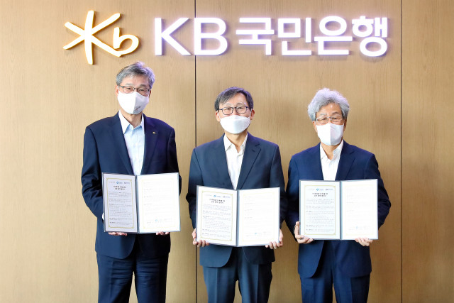 (왼쪽부터)허인 KB국민은행장, 문재도 수소융합얼라이언스 회장, 김수보 엔지니어링공제조합 이사장이 협약식에서 기념 촬영을 하고 있다. (사진=KB국민은행 제공)