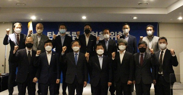 청정 수소 기술 포럼에 참석한 주요 관계자들이 기념 촬영을 하고 있다. (사진=H2코리아)