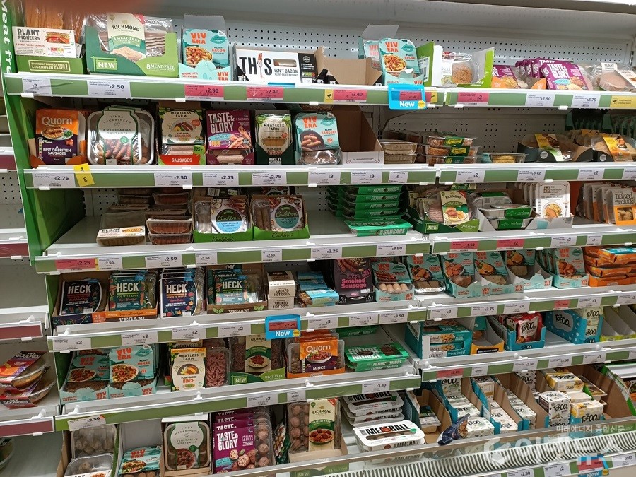 영국의 대표적인 마트 브랜드 세인즈버리(Sainsbury)의 대체육 섹션 모습. (사진=김범규 기자)