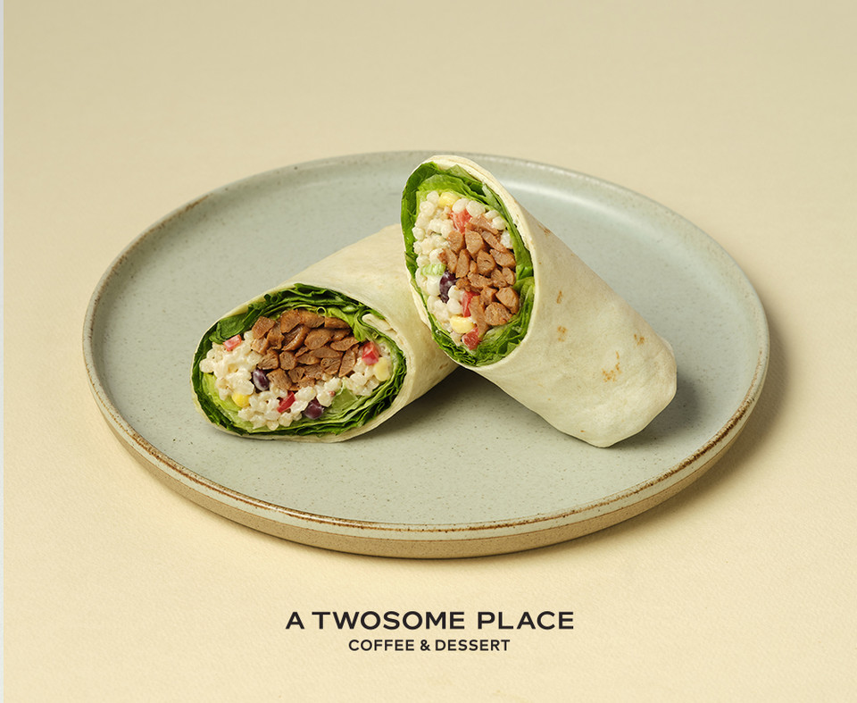 투썸플레이스의 식물성 대체육 옴니미트 샐러드랩. (사진=투썸플레이스 제공)