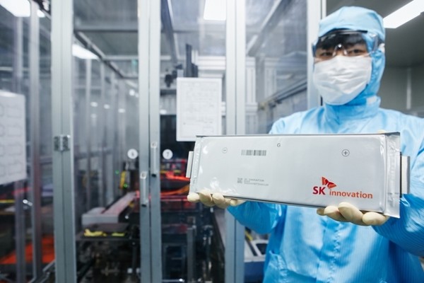 SK이노베이션 연구원이 배터리셀을 들고 있다. (사진=SK이노베이션)