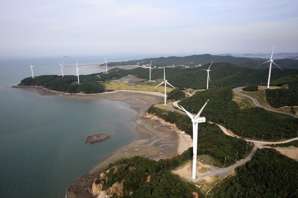 신재생에너지 공영화가 실현되어야 한다는 주장에 목소리가 실리고 있다. 인천 옹진군 풍력발전단지 (사진=옹진군)