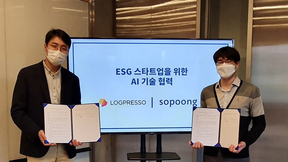 한상엽 소풍벤처스 대표(왼쪽)와 양봉열 로그프레소 대표(오른쪽)가 지난 1일 서울 성동구 소풍벤처스 사무실에서 업무협약을 체결하고 포즈를 취하고 있다. (사진=소풍벤처스 제공)