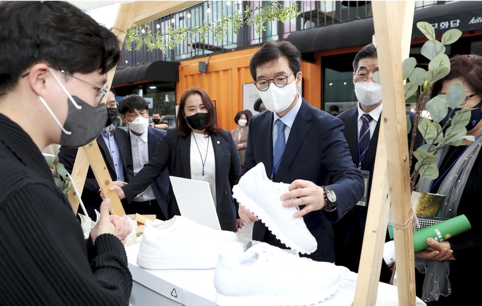 지난 28일 사회적 기업 ㈜엘에이알과 친환경 운동화 전달식을 가진 정원오 성동구청장. (사진=성동구청 제공)