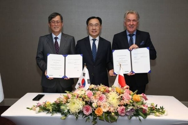 지난 5일 정재훈 한수원 사장은 문승욱 산업통상자원부 장관과 함께 폴란드 바르샤바에서 피오토르 나임스키 에너지인프라특임대사와 만나 원준 수주활동과 에너지 분야 협력을 논의했다. (사진=산업통상자원부)