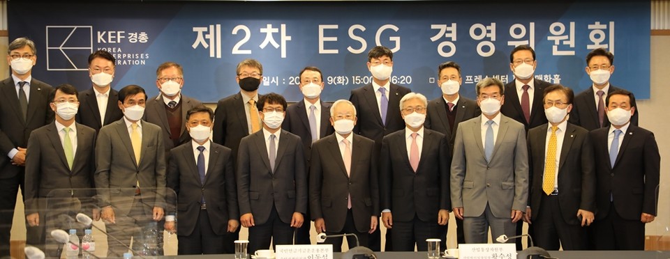 (윗줄 왼쪽부터)김홍기 CJ대표이사, 정재훈 KCC 부사장, 최장원 종근당 전무, 안원형 LS 부사장, 이방수 LG 사장, 조현일 한화 사장, 김택중 OCI 대표이사, 곽상철 두산 대표이사, 김광조 SK 부사장, (아랫줄 왼쪽부터)김석환 GS 사장, 차정호 신세계 사장, 김학동 포스코 대표이사, 황수성 산업자원통상부 실장, 손경식 경총 회장, 이인용 삼성전자 사장, 가삼현 한국조선해양 부회장, 김교현 롯데화학BU 사장, 장희구 코오롱인더스트리 대표이사가 단체사진을 촬영하고 있다.  (사진=경총 제공)