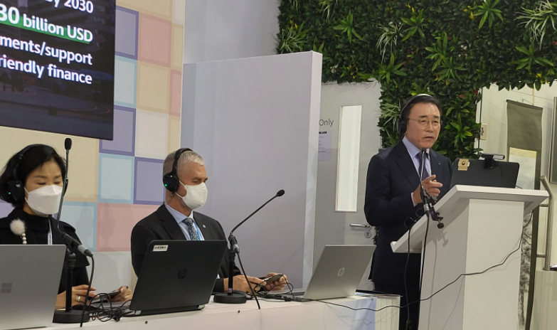 신한금융그룹 조용병 회장(오른쪽)이 발언하고 있다. (사진=신한금융그룹 제공)