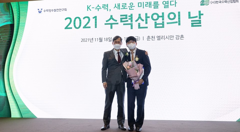 정재훈 협회장(왼쪽)과 한국수력산업협회 100번 째 회원사 관계자가(오른쪽) 기념촬영을 하고 있다. (사진=이넷뉴스)