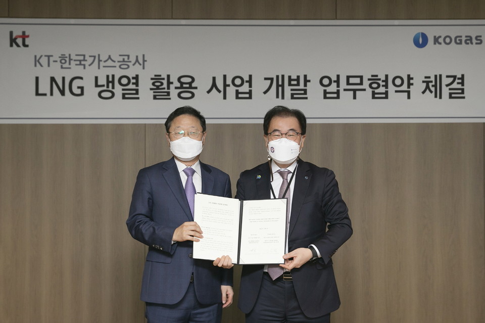 한국가스공사가 KT와 ‘LNG 냉열활용 사업개발 업무협약(MOU)’을 체결했다(오른쪽 이승 한국가스공사 부사장). (사진=가스공사 제공)