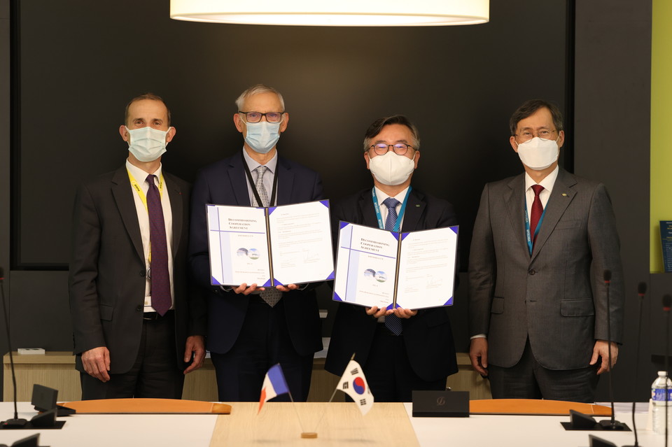 한수원이 프랑스 오라노(Orano)와 원전해체 협력 개정 협약을 체결했다. (왼쪽부터)필립 크노흐 Orano 사장, 알란 반데르크루이센 Orano 부사장, 남요식 한수원 전무, 정재훈 한수원 사장. (사진=한수원 제공)