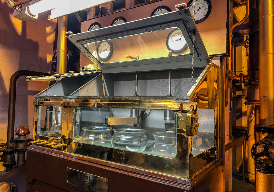 브뤼클라딕 양조장의 증류 통제·감독 장치 (사진=Flickr)