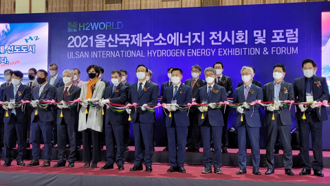 대한민국 수소 산업의 현주소와 미래 과제를 가늠해 보는 ‘2021 울산 국제 수소에너지 전시회 및 포럼’이 10일 오후 2시 울산전시컨벤션센터(UECO)에서 개막식을 갖고 3일간의 대장정을 시작했다. 개막식에 참석한 송철호 울산시장(왼쪽에서 여섯 번째), 박병석 울산시의회 의장(왼쪽에서 일곱 번째), 주한 네덜란드 요아나 도너바르트 대사(왼쪽에서 네 번째), 주한 아르헨티나 알프레도 바스쿠 대사(왼쪽에서 다섯 번째). (사진=울산시 제공)