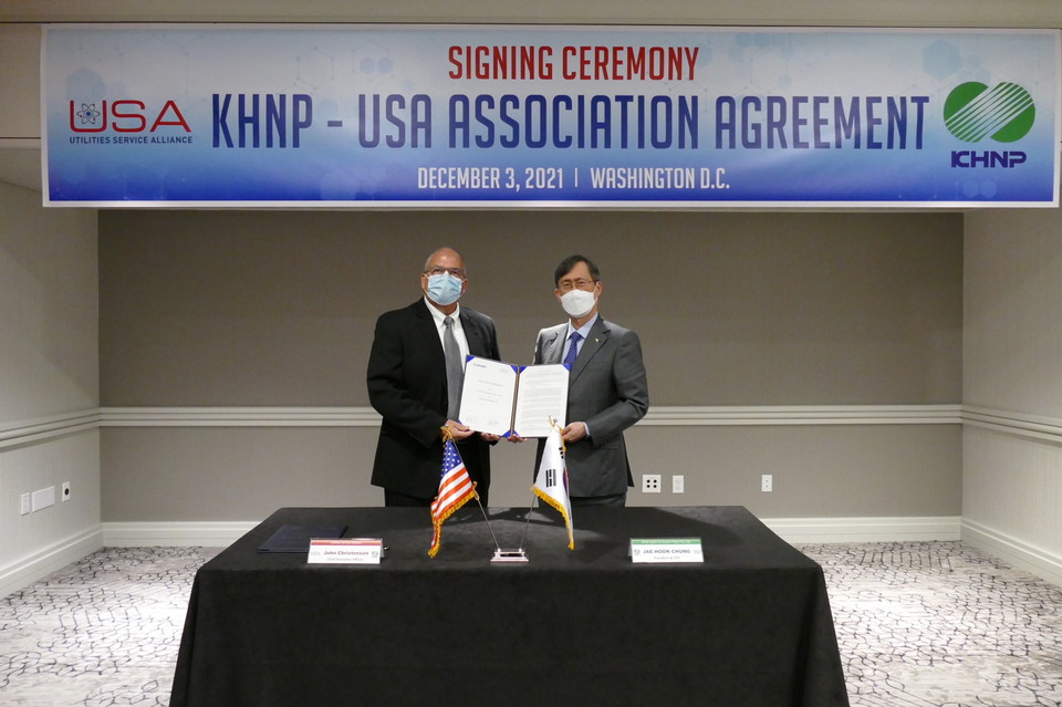 정재훈 한수원 사장(오른쪽)이 현지시각으로 3일 미국 원전 운영사 단체인 USA와 미국 워싱턴 DC 그랜드 하얏트 호텔에서 업무협약을 체결, USA에 가입하며 USA 회원사와 교류협력에 노력하기로 하고, 조엘 게비(Joel Gebbie) USA 협회 이사장과 기념촬영을 하고 있다. (사진=한수원 제공)