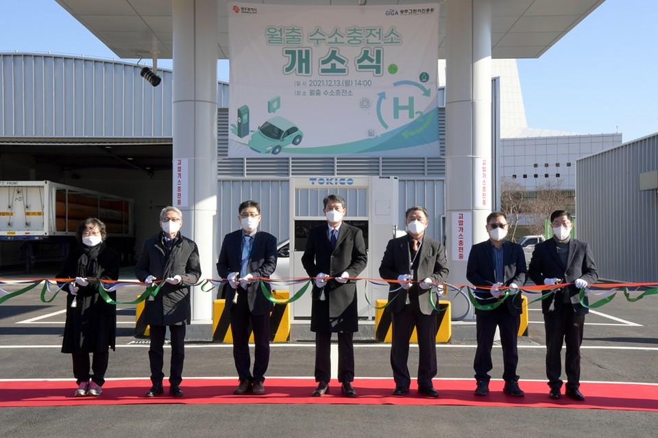 조인철 광주광역시 문화경제부시장이 13일 북구 월출동에서 열린 월출 수소충전소 개소식에 참석해 참석자들과 함께 테이프를 커팅하고 있다. (사진=광주광역시 제공)