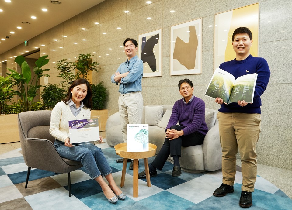 LS전선 ESG경영팀 직원들이 CSR 보고서와 ‘갤럭시 어워즈’ 금상을 들고 기념촬영을 하고 있다. (사진=LS전선 제공)