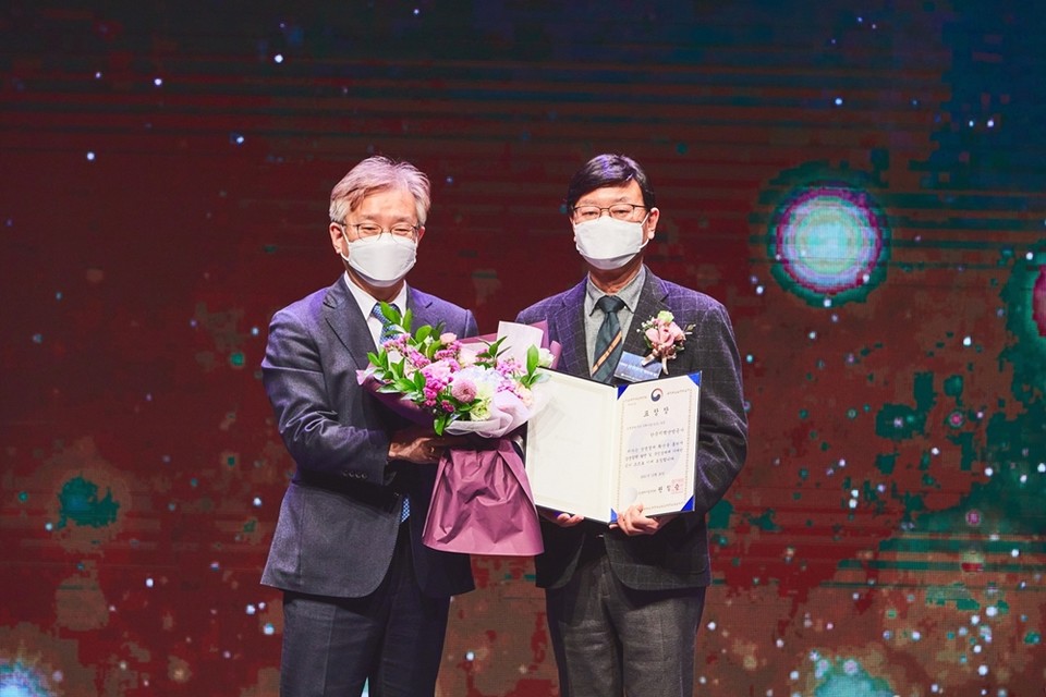 상생결제 확산 공로 시상식(좌측 권칠승 중소벤처기업부 장관, 우측 황창화 한난 사장). (사진=한난 제공)