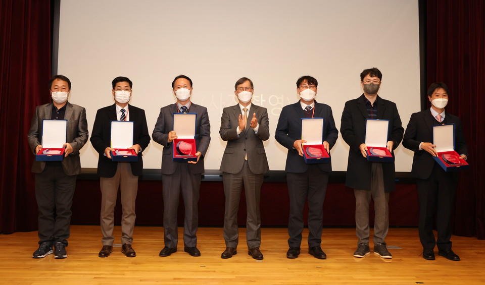 한수원이 한수원 R&D 관계자가 참석한 가운데 사외 연구협력 우수기관 포상 및 CEO 간담회를 시행했다(왼쪽에서 네번째 정재훈 한수원 사장). (사진=한수원 제공)